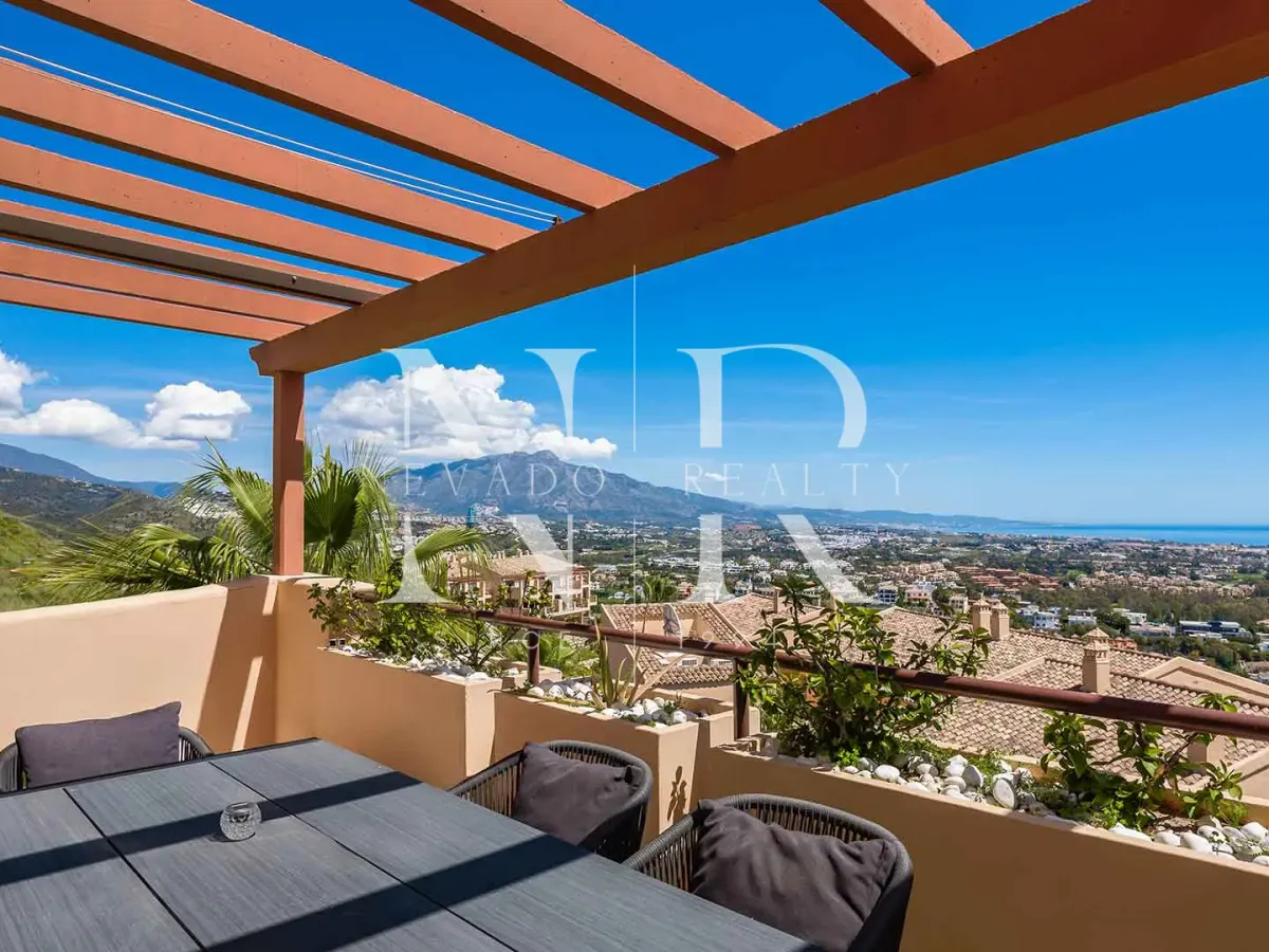 Penthouse in the Hacienda Señorío de Cifuentes residential complex with panoramic sea views for sale