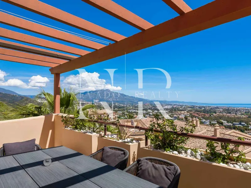 Penthouse in the Hacienda Señorío de Cifuentes residential complex with panoramic sea views for sale