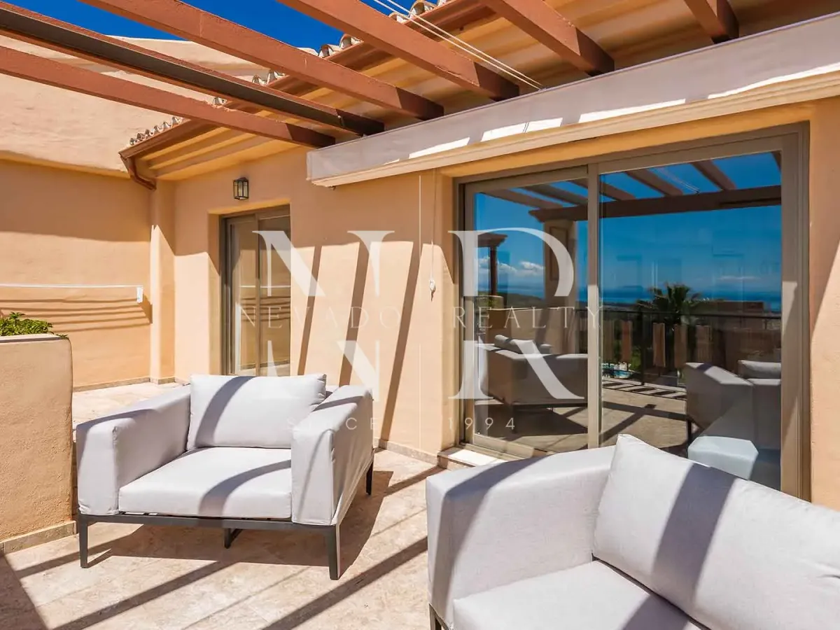 Penthouse in the Hacienda Señorío de Cifuentes residential complex with panoramic sea views for sale