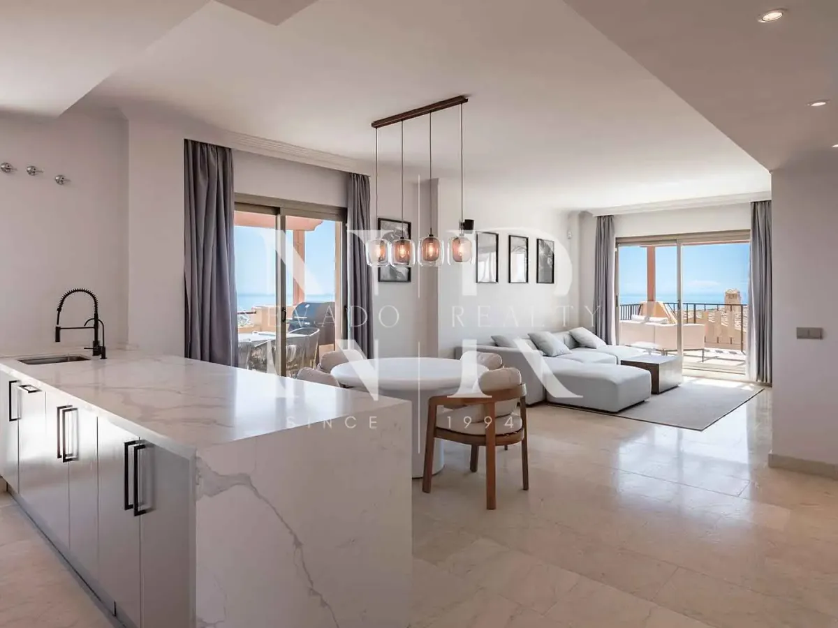 Penthouse in the Hacienda Señorío de Cifuentes residential complex with panoramic sea views for sale