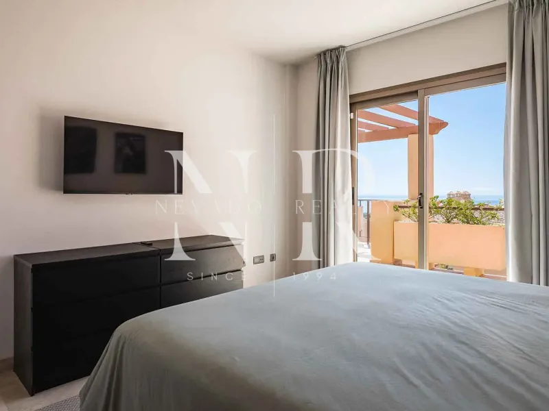 Penthouse in the Hacienda Señorío de Cifuentes residential complex with panoramic sea views for sale