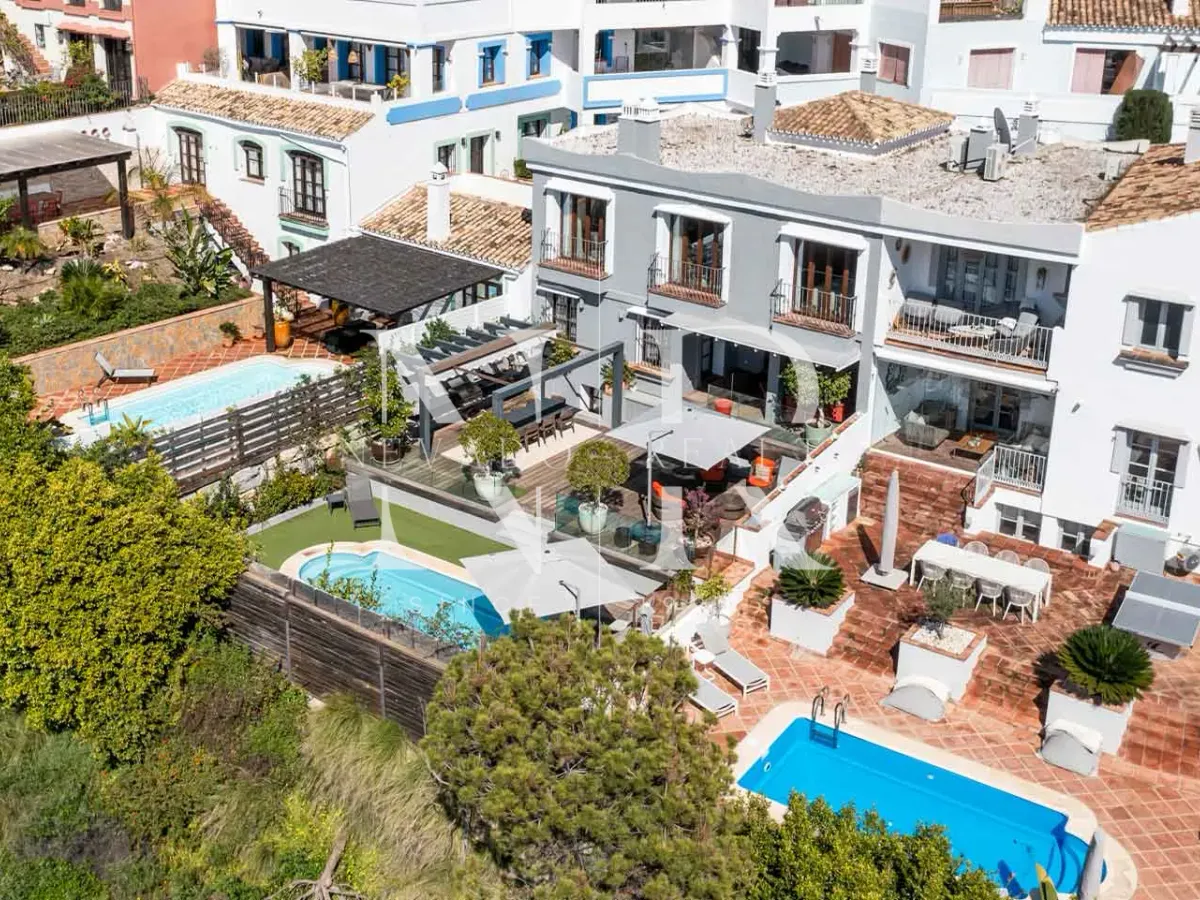 Townhouse in La Perla de la Heredia Urbanization with private pool for sale