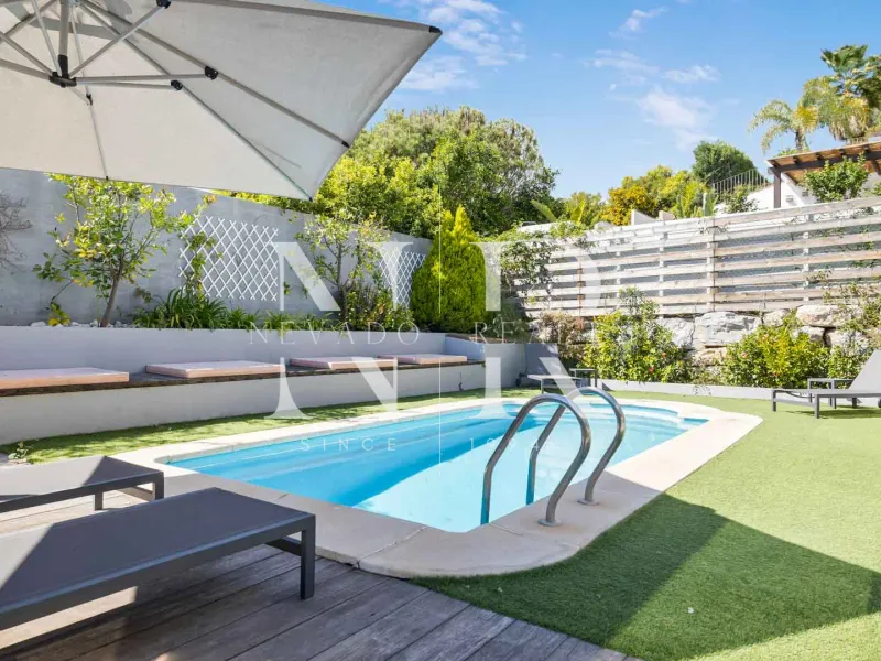 Townhouse in La Perla de la Heredia Urbanization with private pool for sale