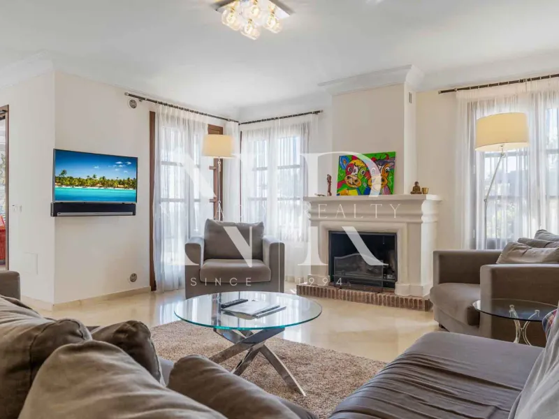 Townhouse in La Perla de la Heredia Urbanization with private pool for sale