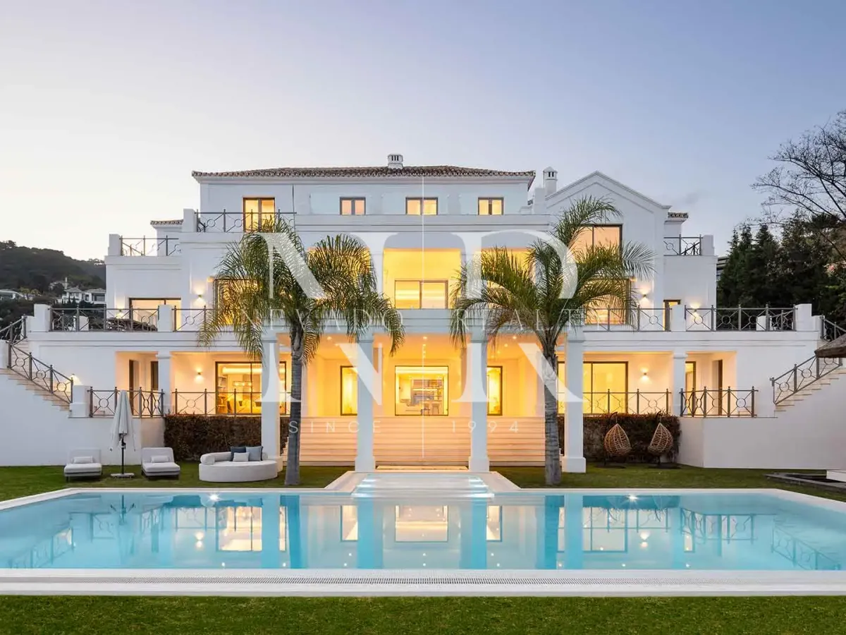 Villa in El Madroñal residential area with panoramic sea views for sale