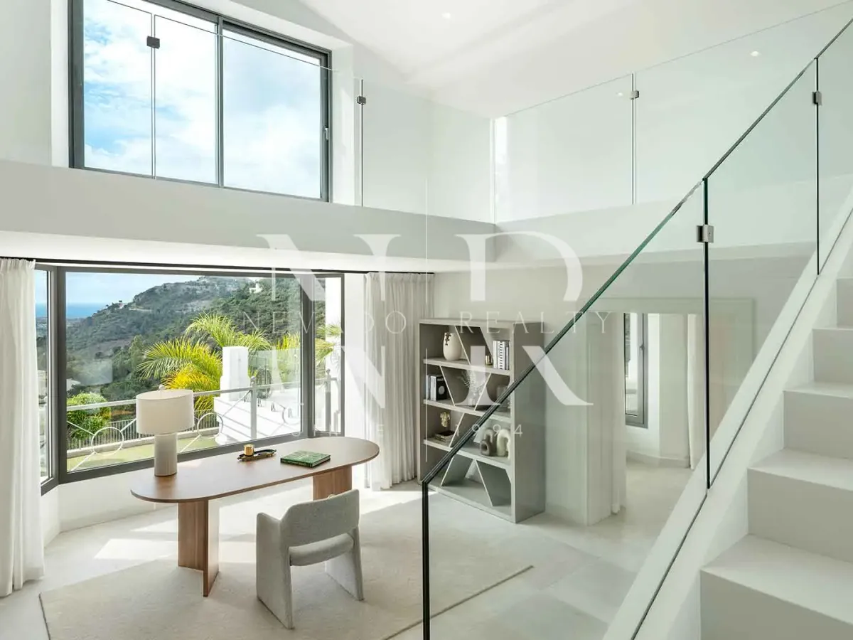 Villa in El Madroñal residential area with panoramic sea views for sale