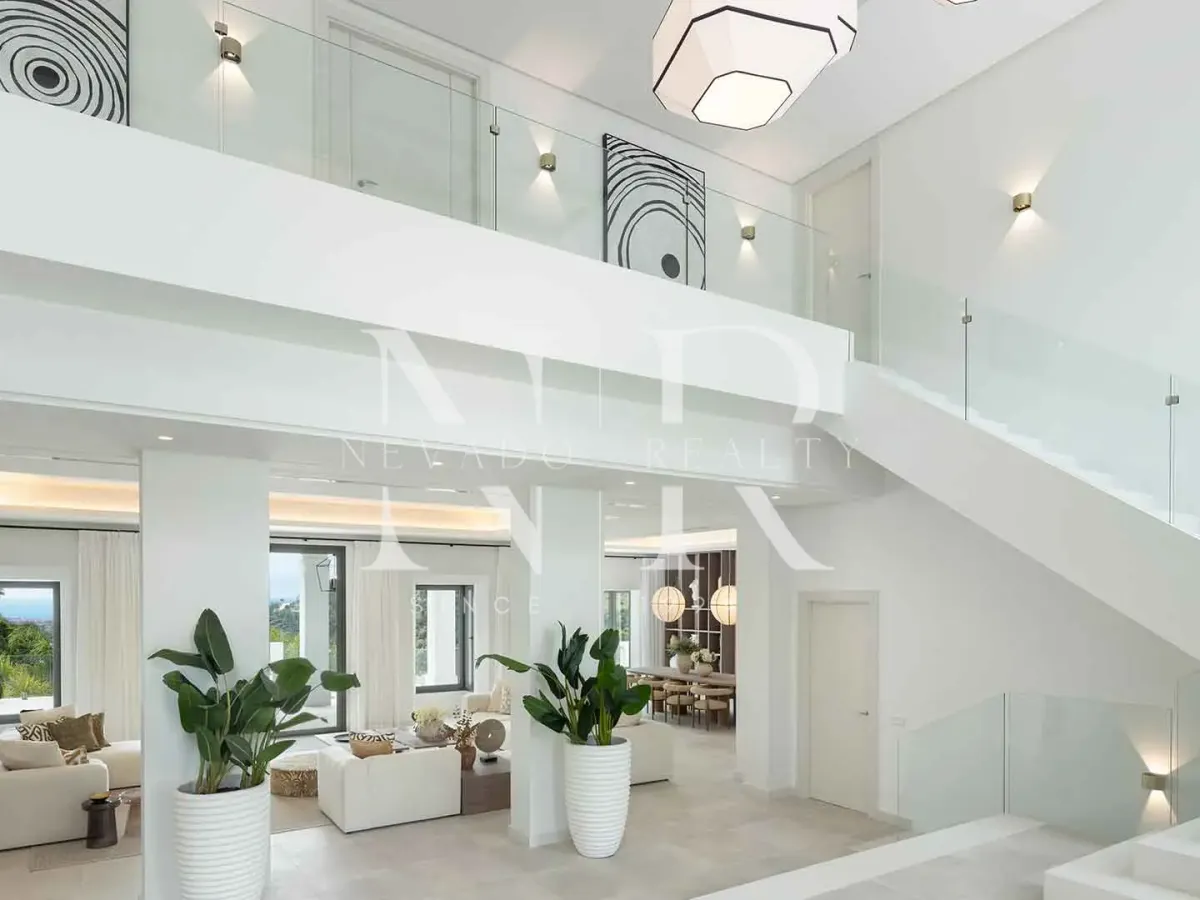 Villa in El Madroñal residential area with panoramic sea views for sale