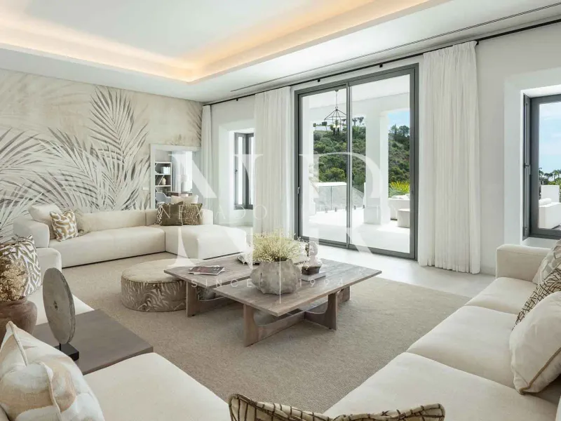 Villa in El Madroñal residential area with panoramic sea views for sale