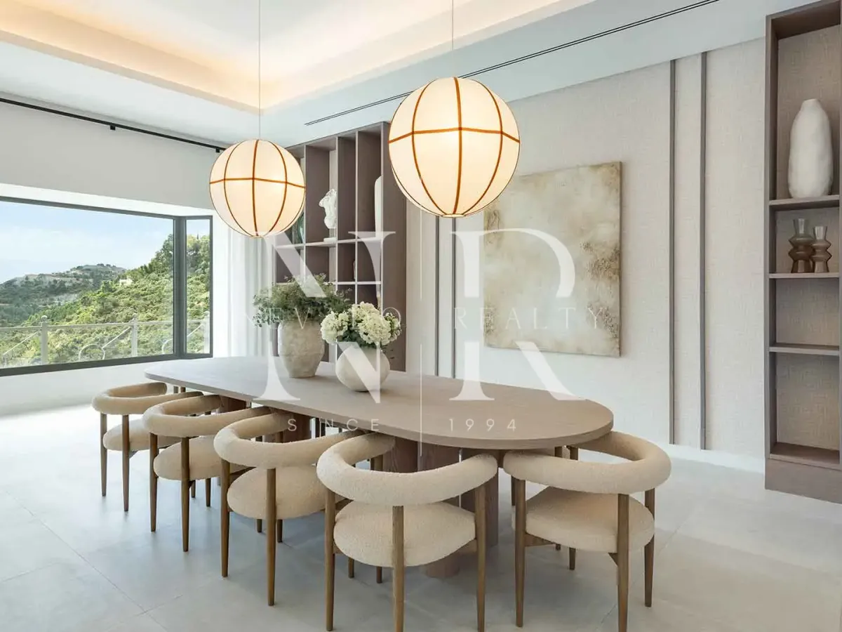 Villa in El Madroñal residential area with panoramic sea views for sale