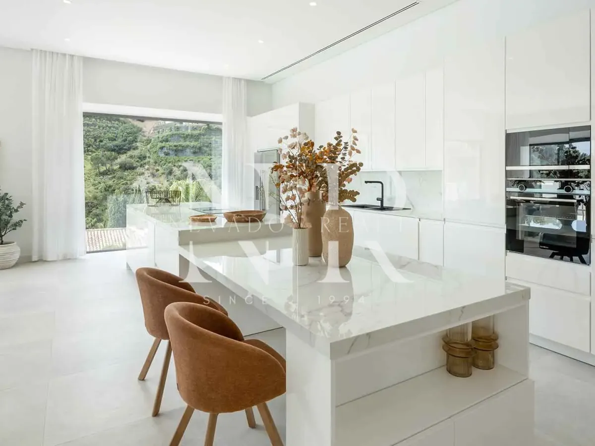 Villa in El Madroñal residential area with panoramic sea views for sale