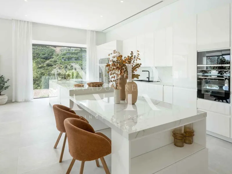 Villa in El Madroñal residential area with panoramic sea views for sale