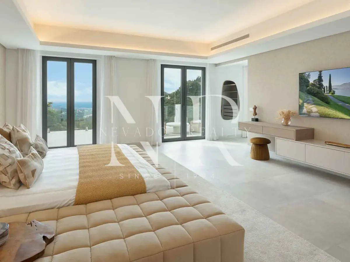 Villa in El Madroñal residential area with panoramic sea views for sale