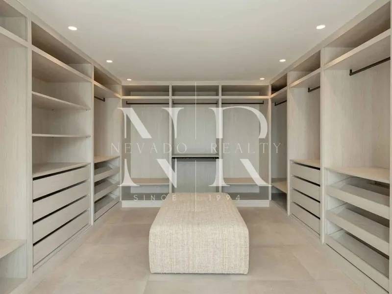 Villa in El Madroñal residential area with panoramic sea views for sale