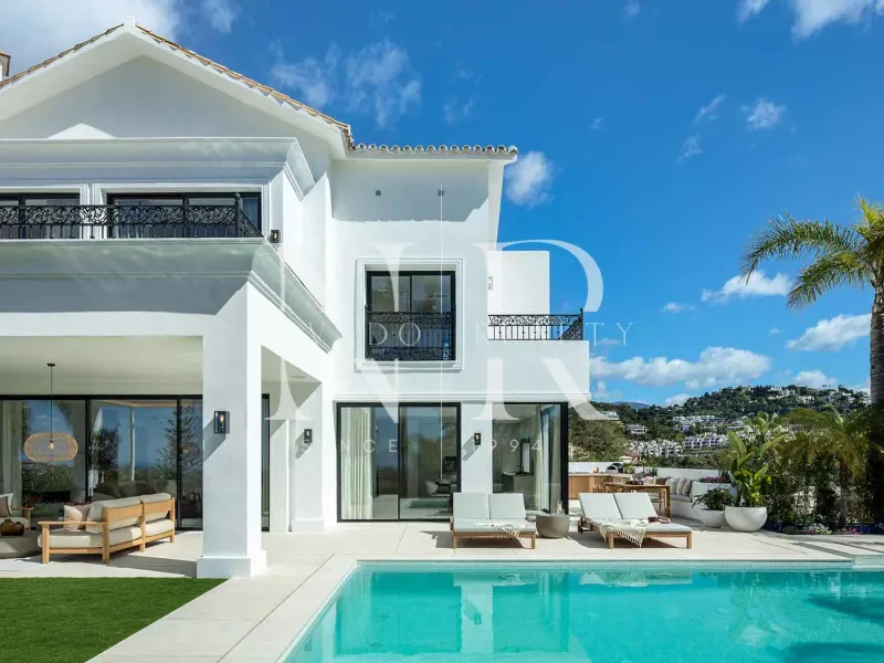 Villa in Los Arqueros with sea views for sale