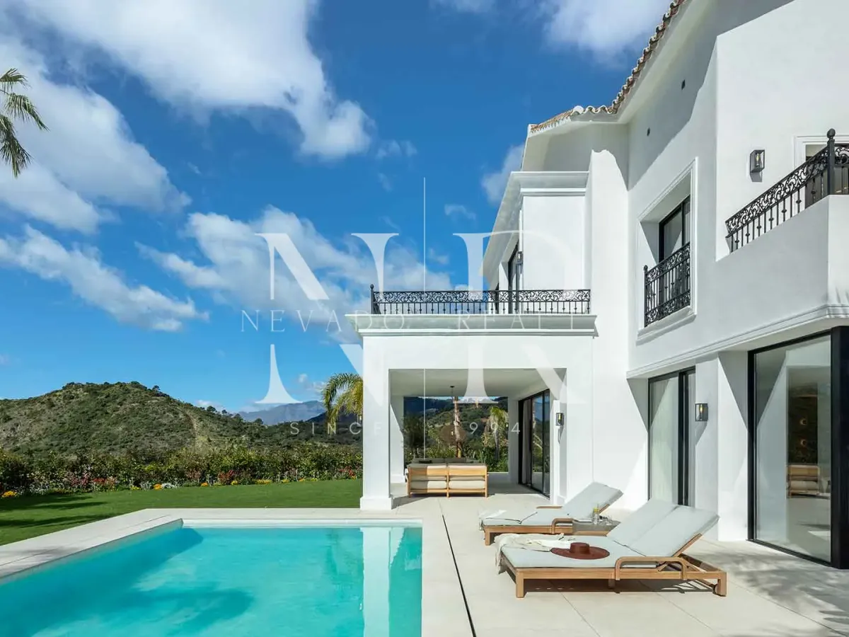 Villa in Los Arqueros with sea views for sale