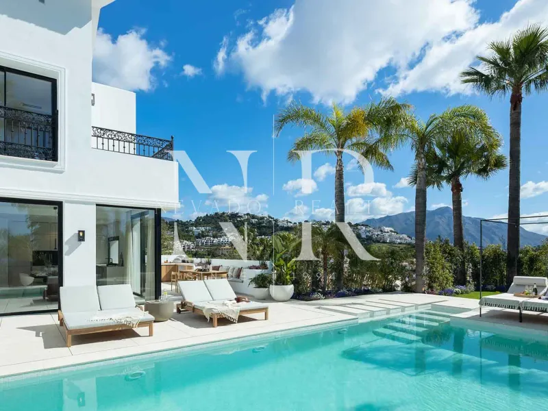 Villa in Los Arqueros with sea views for sale