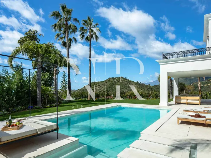 Villa in Los Arqueros with sea views for sale