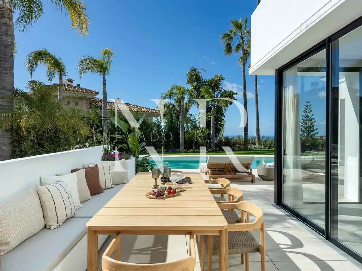 Villa in Los Arqueros with sea views for sale