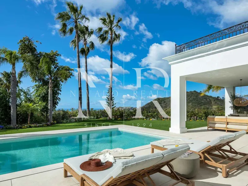 Villa in Los Arqueros with sea views for sale