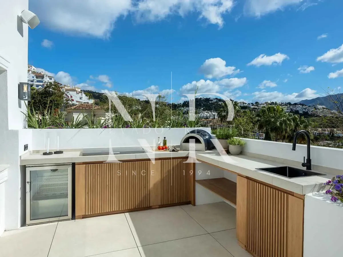 Villa in Los Arqueros with sea views for sale