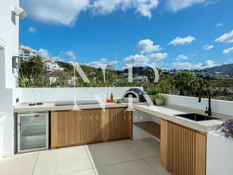 Villa in Los Arqueros with sea views for sale