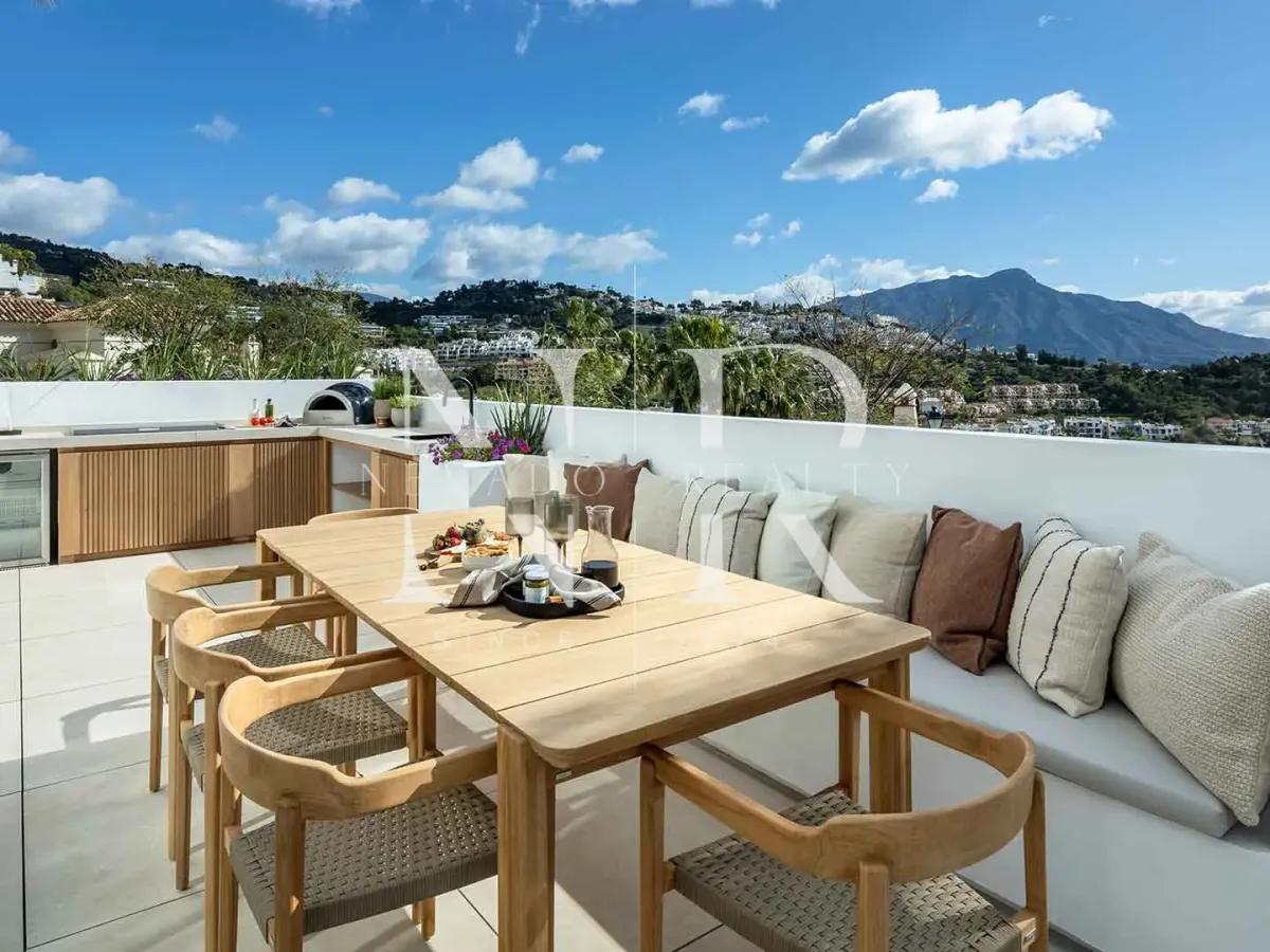 Villa in Los Arqueros with sea views for sale