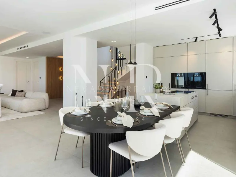 Villa in Los Arqueros with sea views for sale