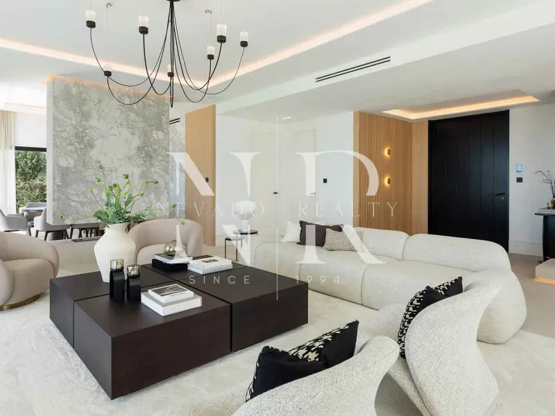 Villa in Los Arqueros with sea views for sale