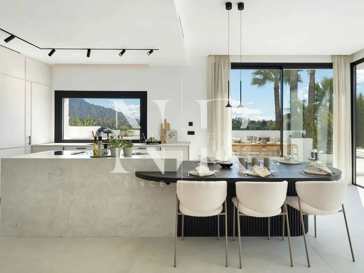 Villa in Los Arqueros with sea views for sale