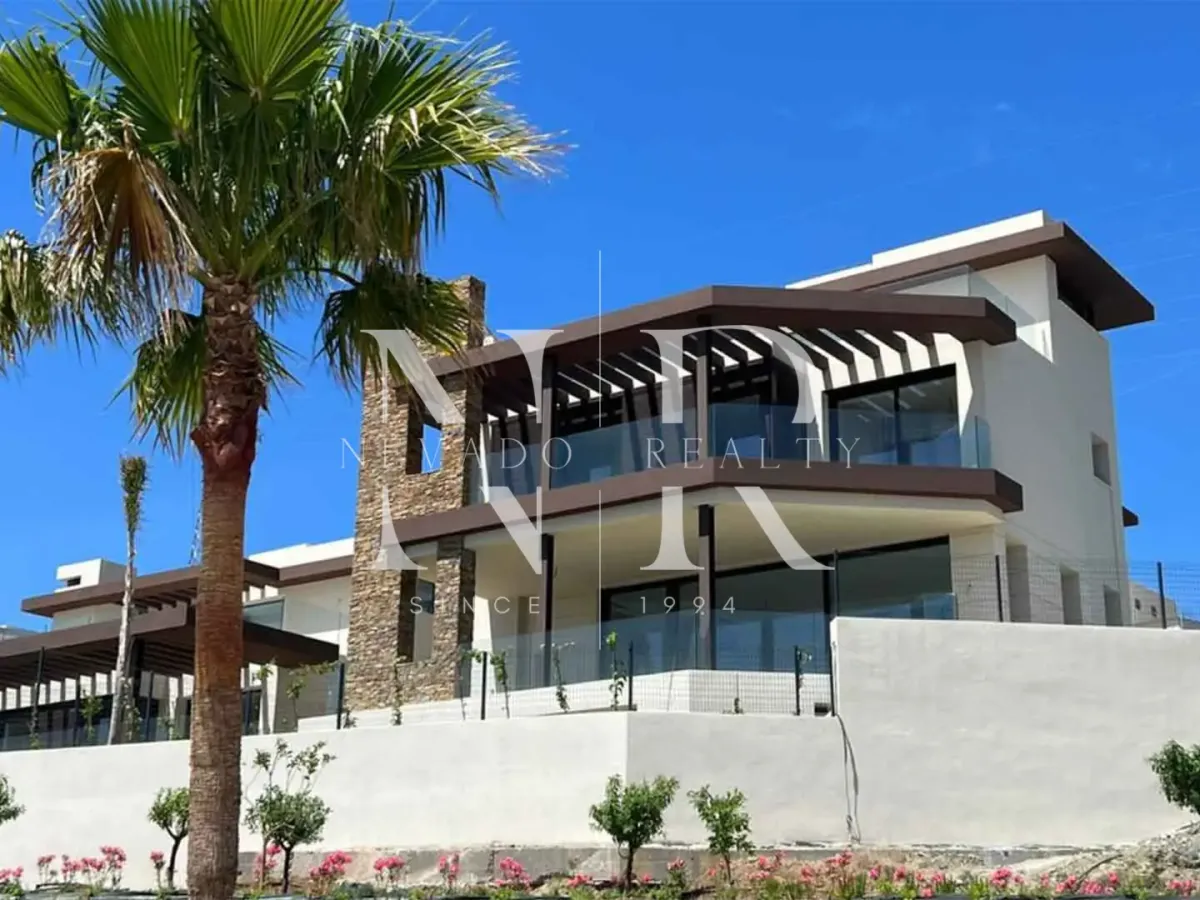 Villa in Benahavís with panoramic sea views for sale