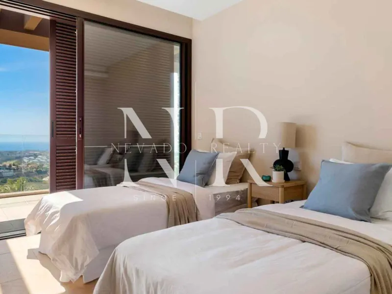 Villa in Benahavís with panoramic sea views for sale