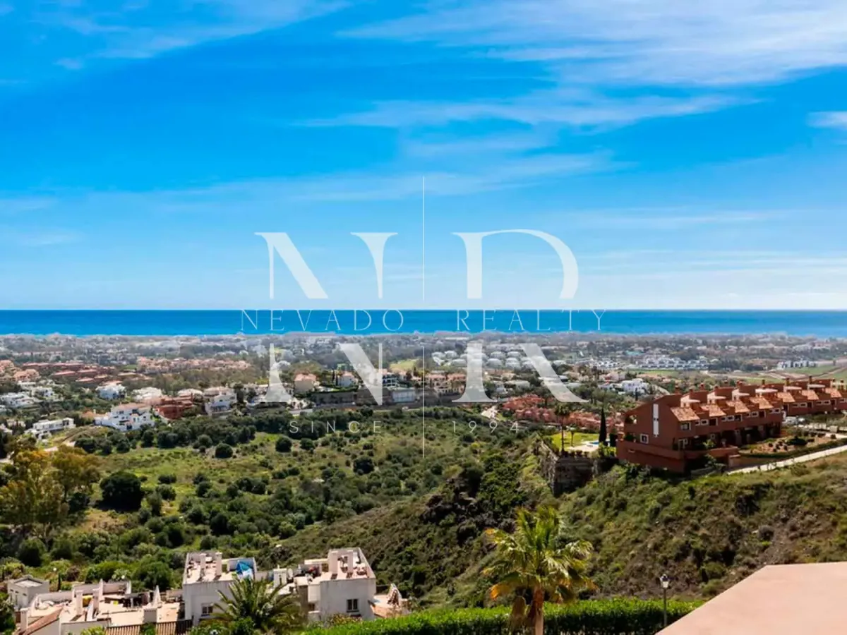 Villa in Benahavís with panoramic sea views for sale