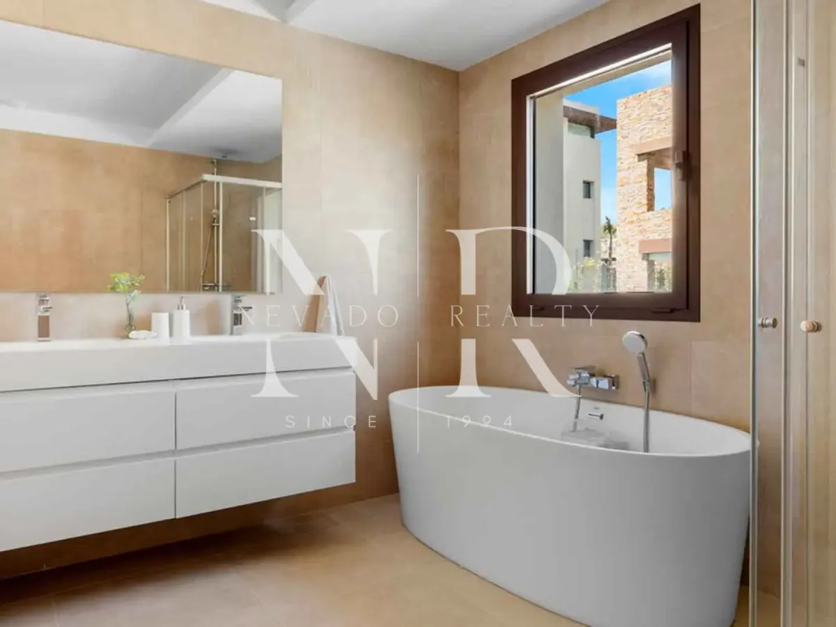 Villa in Benahavís with panoramic sea views for sale