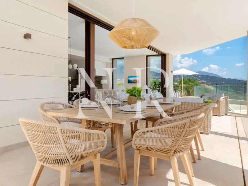 Villa in Benahavís with panoramic sea views for sale