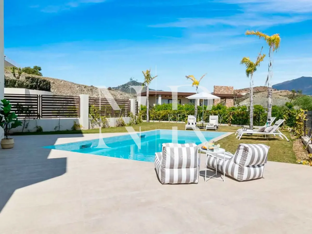 Villa in Benahavís with panoramic sea views for sale