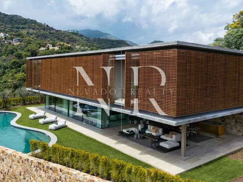 Villa in El Madroñal with panoramic sea and mountain views for sale