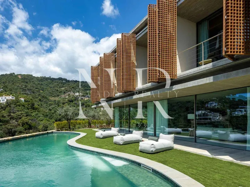 Villa in El Madroñal with panoramic sea and mountain views for sale