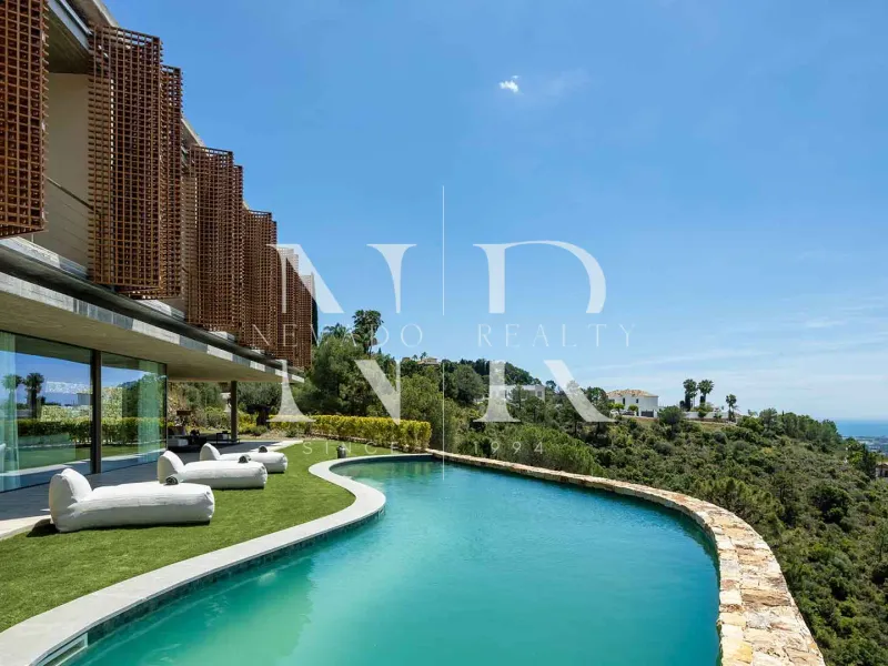 Villa in El Madroñal with panoramic sea and mountain views for sale