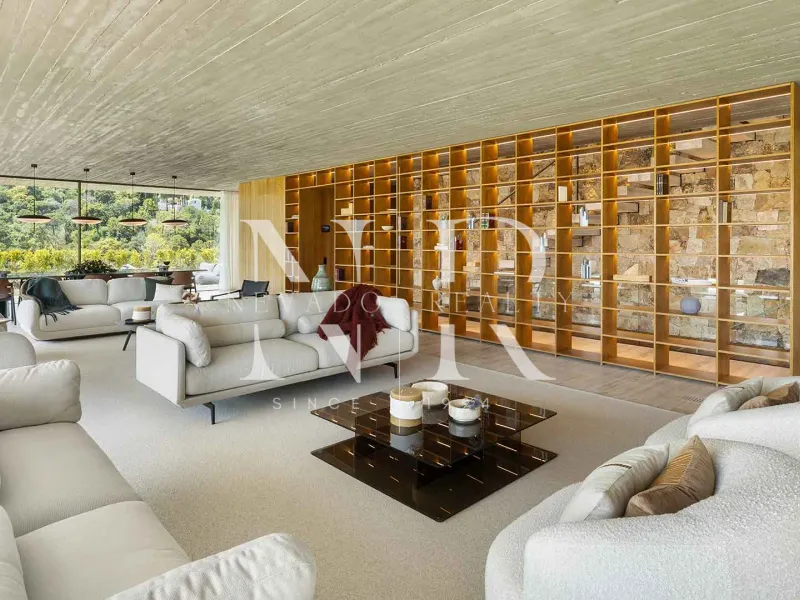 Villa in El Madroñal with panoramic sea and mountain views for sale