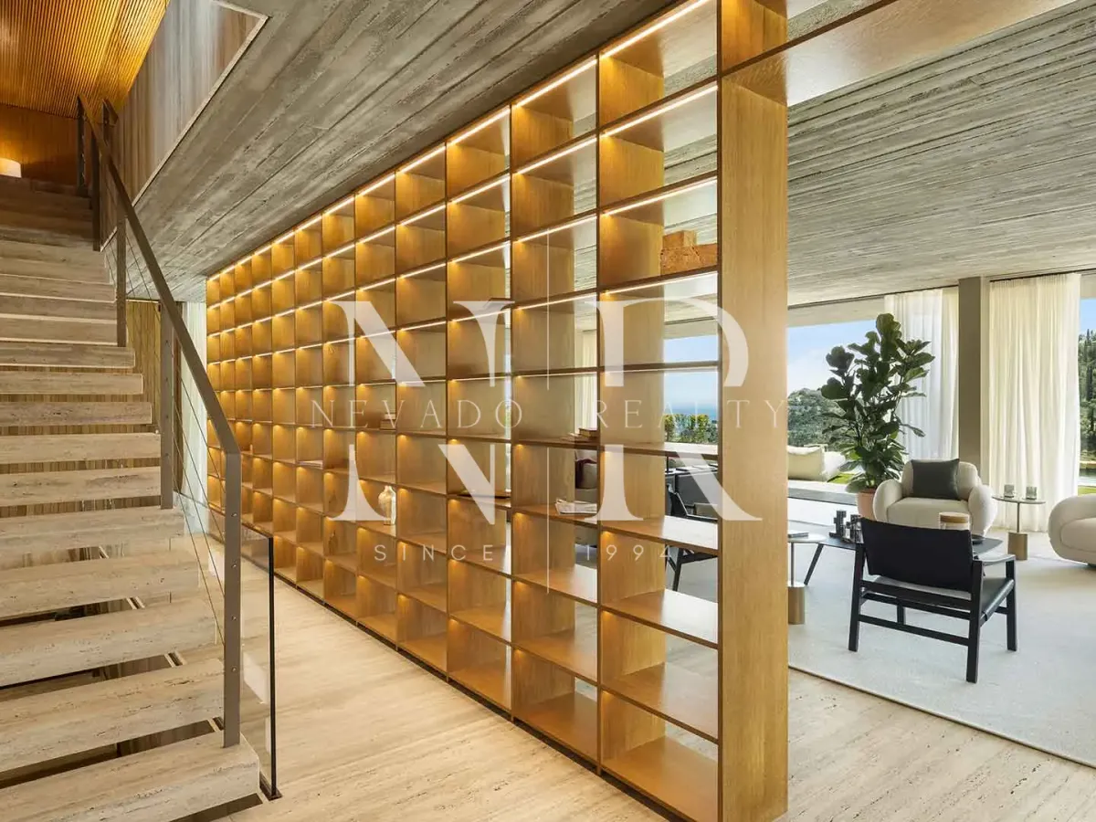 Villa in El Madroñal with panoramic sea and mountain views for sale