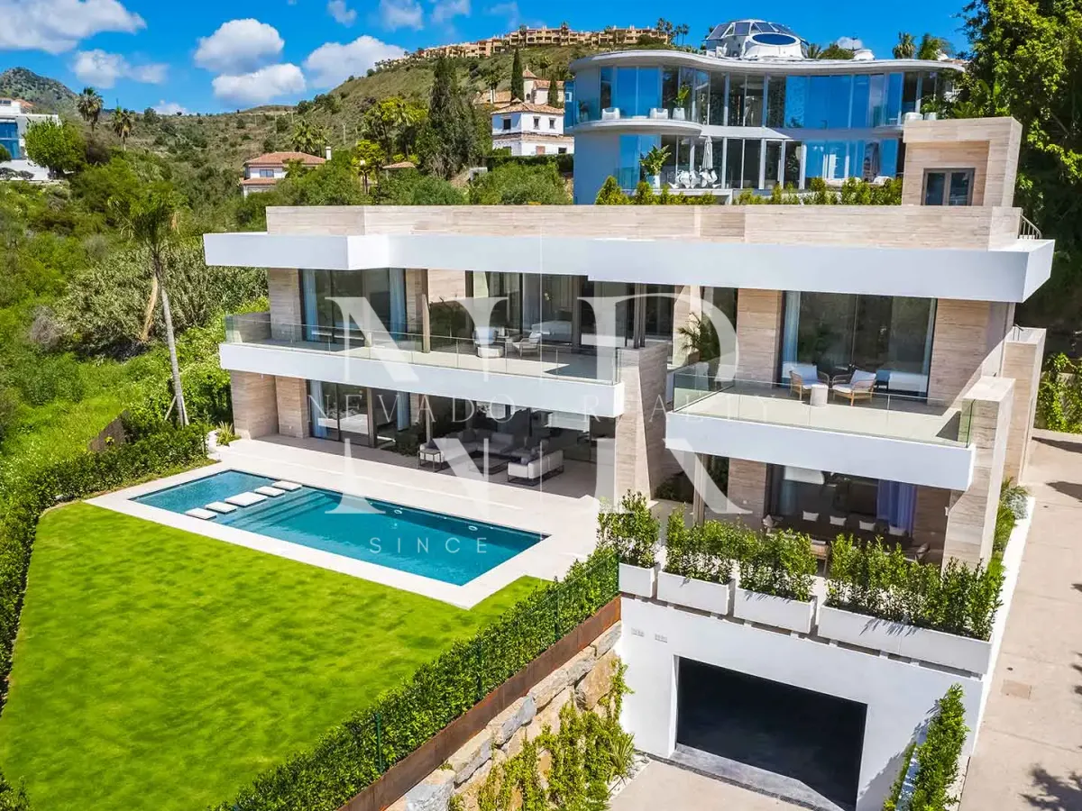 Newly built villa in El Paraiso Alto for sale