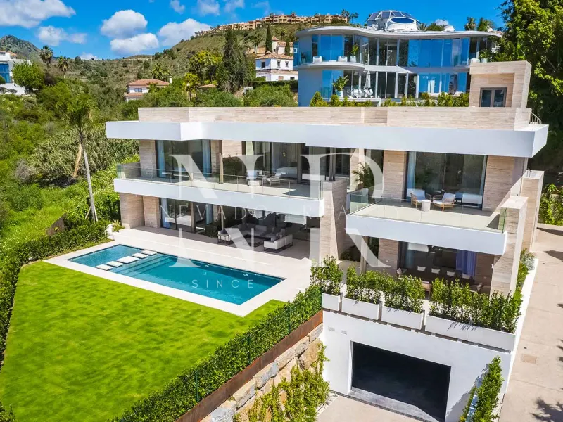 Newly built villa in El Paraiso Alto for sale