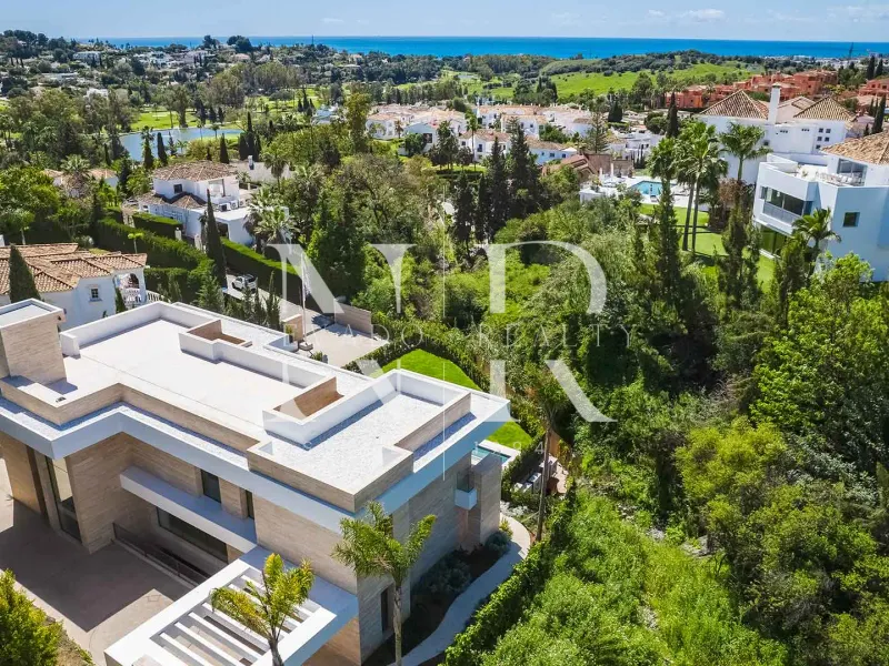 Newly built villa in El Paraiso Alto for sale