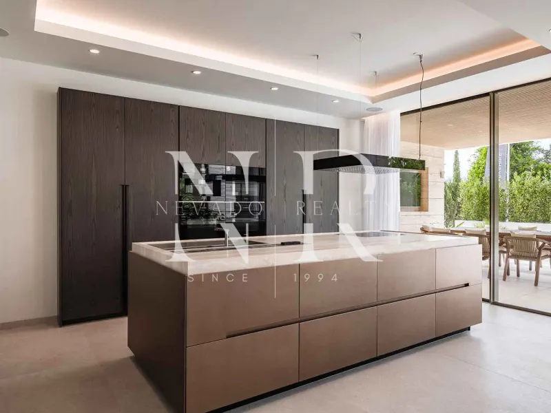 Newly built villa in El Paraiso Alto for sale