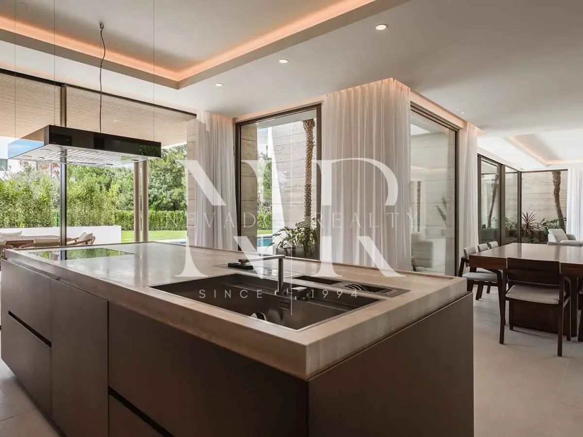 Newly built villa in El Paraiso Alto for sale