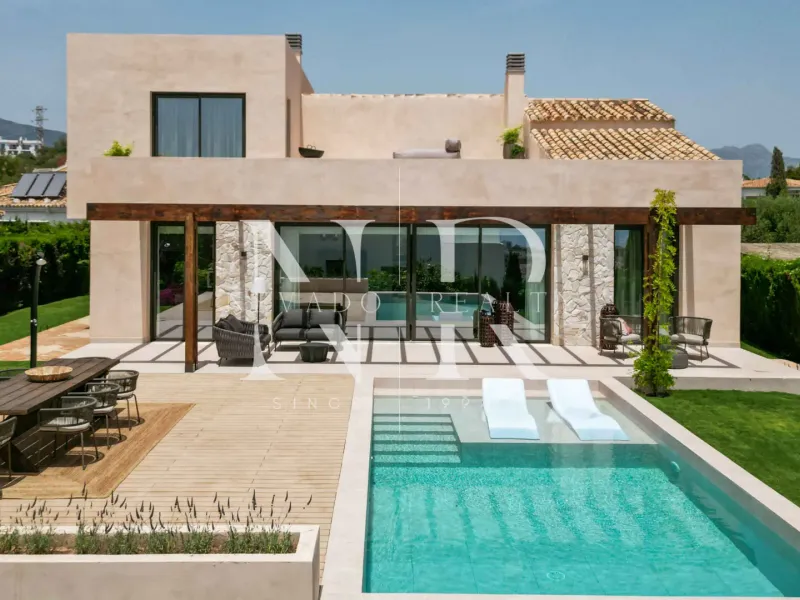 Mediterranean style villa in El Paraiso Alto for sale