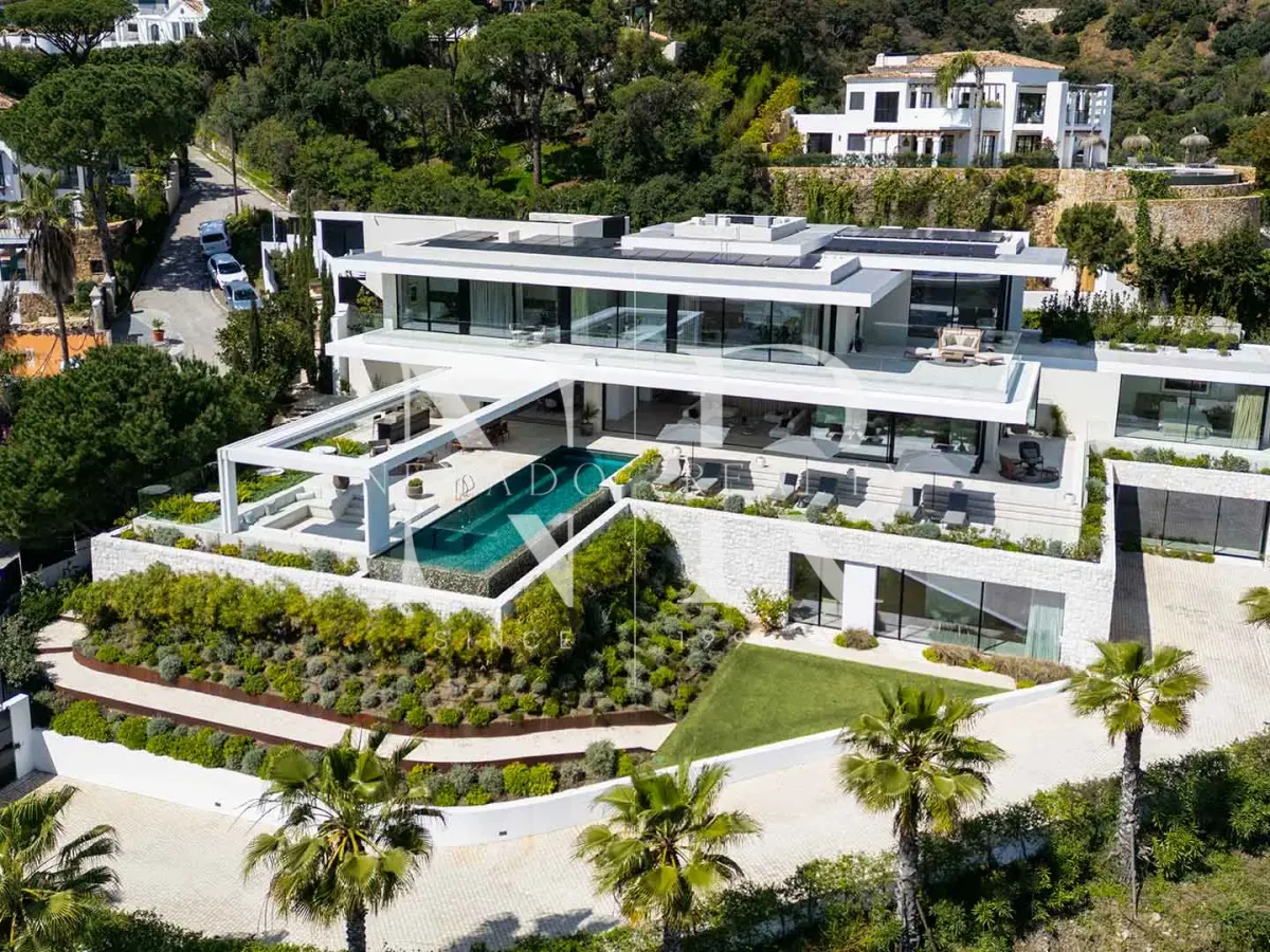 Villa in Urbanization El Madroñal with panoramic views for sale