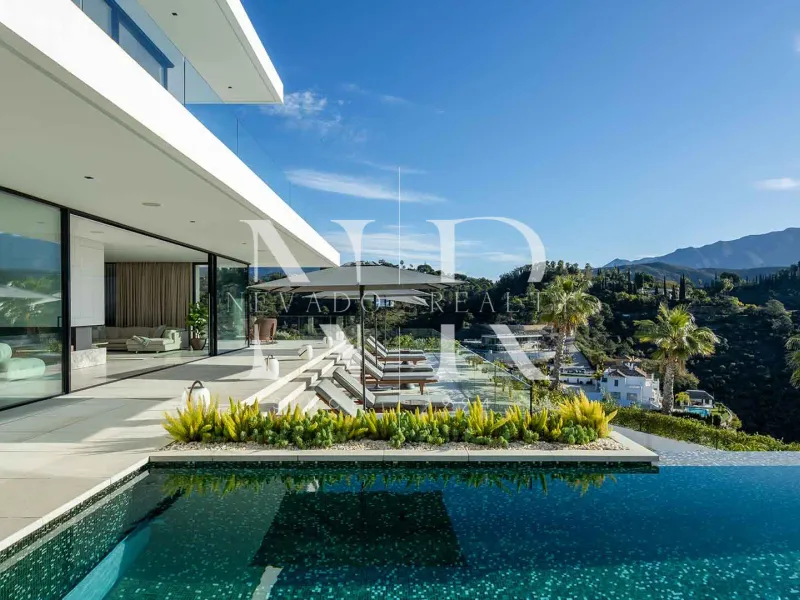 Villa in Urbanization El Madroñal with panoramic views for sale