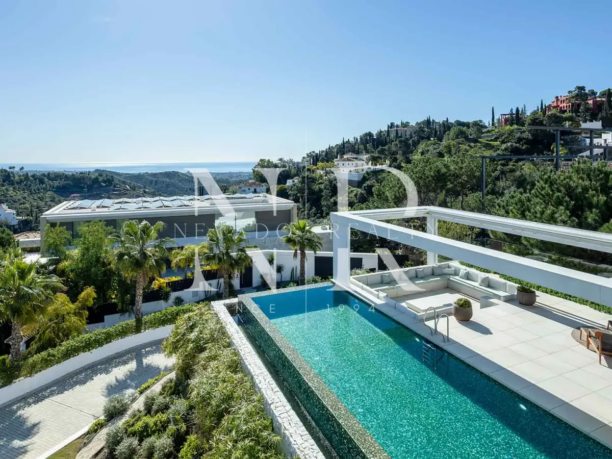 Villa in Urbanization El Madroñal with panoramic views for sale