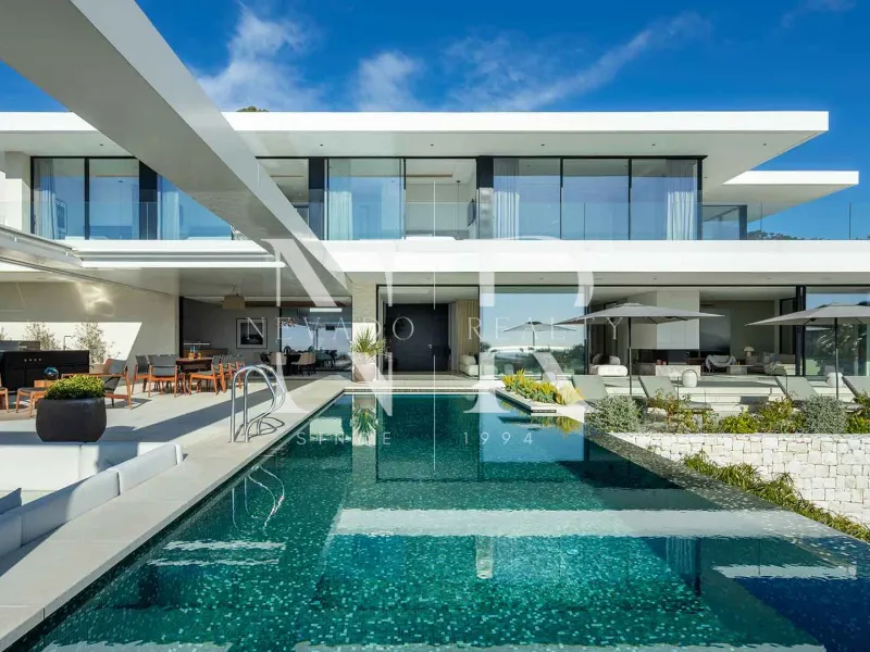 Villa in Urbanization El Madroñal with panoramic views for sale